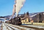 FS 741.388 mit einer unbekannten Schwesterlok vor einem Wintersport-Sonderzug im Bahnhof Monguelfo (Welsberg). 1958 kam die erste Lokomotive der Reihe 741 zum Depot Fortezza (Franzensfeste). Im Laufe der Zeit waren bis zu zwölf Lokomotiven dort stationiert, die sich auf Gebirgsstrecke nach San Candido (Innichen) gut bewährten. (29.12.1973) <i>Foto: Chris Gammell, Slg. A. Sinn</i>