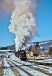 FS 741.388 startet mit einer Schwesterlok und einem Schnellzug in Monguelfo (Welsberg). In der Wintersaison beförderten die 741 des Depots Fortezza (Franzensfeste) häufig Wintersportzüge, die bis Dobbiaco (Toblach) verkehrte.  (29.12.1973) <i>Foto: Chris Gammell, Slg. A. Sinn</i>