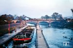 Blick von der Prager Cechbrücke auf die Moldaustaustufe und den Negrelli-Viadukt mit einer CSD 365. (12.10.1967) <i>Foto: Chris Gammell, Sgl. A. Sinn</i>
