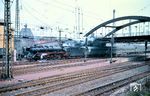 03 268 (Bw Mönchengladbach) fährt mit E 193 nach Hamburg-Altona aus Aachen Hbf. Ab Mönchengladbach Hbf verkehrte der Zug als Schnellzug (D). (15.04.1968) <i>Foto: Chris Gammell, Slg. A. Sinn</i>