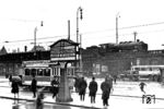 Die Dresdner 39 002 vor einem Schnellzug an einem verregneten Februartag des Jahres 1931 in Dresden Hbf. An der Straßenbahnhaltestelle "Hauptbahnhof/Wiener Platz" steht ein Triebwagen der Ringlinie 26.  (02.1931) <i>Foto: Werner Hubert</i>