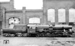 Die fabrikneue 52 2762 (noch ohne Beschilderung) auf dem Werkhof der Fa. Henschel in Kassel. Im Mai 1944 wurde sie an die RBD Warschau abgeliefert und verblieb nach 1945 bei der PKP. Als Ty2-936 wurde sie 1974 ausgemustert. (05.1944) <i>Foto: Werkfoto</i>