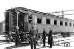 Werkfeuerwehren sind heute spezialisiert auf die in ihrem Unternehmen zu erwartenden Einsätze, z.B. auf Flughäfen oder in chemischen Werken. Aufgrund der besonderen Gefahren bei der Eisenbahn gab es dort in Werken oder größeren Bahnhöfen auch eigene Feuerwehren. Bezüglich Aufbau, Ausbildung und Ausrüstung entsprachen sie den Erfordernissen der öffentlichen Feuerwehr. Durch das schnelle Handeln im Schadensfall versprach sich die Eisenbahn kürzere Ausfallzeiten im Betrieb und geringere Schäden. Auch konnte man sich umfangreiche Sperrungen von Gleisen ersparen, da die werkseigene Bahnfeuerwehr keine Einweisung in die Gefahren des Eisenbahnbetriebs benötigte, bevor sie das Gelände betreten durfte. Die Bahnfeuerwehren wurden mit der Bahnreform abgeschafft, da die Bekämpfung von Bränden und Aufgaben des Katastrophenschutzes hoheitliche Aufgaben des Bundes bzw. der Länder sind. Die Bahn sah daher keine Notwenigkeit, selbst noch Feuerwehren vorzuhalten. Das Bild zeigt eine Feuerlöschübung an einem ausgemusterten Wagen in Breslau Mitte der 1930er Jahre. (1936) <i>Foto: Rbd Breslau</i>