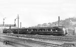 Noch vor Dienstbeginn im Barmer Finanzamt konnte Carl Bellingrodt am Montag, den 19. Mai 1952, gegen 6.25 Uhr den VT 07 502 als Ft 8 "Rheinblitz" (Dortmund - Basel SBB) nahe seiner Wohnung in Wuppertal-Unterbarmen aufnehmen. (19.05.1952) <i>Foto: Carl Bellingrodt</i>