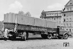 Erste Versuche, die Stärken der unterschiedlichen Verkehrsträger optimal nutzen zu können, war der Huckepackverkehr. Da die Eisenbahn erst ab relativ großen Entfernungen und hoher Güterverkehrsleistung wirtschaftlich nutzbar ist, eignete sie sich gut zur Kombination mit dem zeitlich und räumlich flexiblem Lkw-Verkehr, der dann nur noch die kleinteilige Verteilung am Anfang und Ende der Transportkette übernehmen sollte. So warb die DB mit solchen Fotos, die den vermeintlich einfachen Auffahrvorgang der Lkw-Auflieger auf das Zustellfahrzeug zeigen sollten. (1955) <i>Foto: Engels</i>