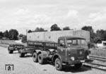Verladung von zwei bundesbahneigenen Wechselpritschen vom Lkw auf die Bahn. Wechselbrücken sind bis heute die am häufigsten eingesetzte Transporttechnik im europäischen kombinierten Verkehr. (1956) <i>Foto: Engels</i>