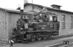 Zwischen 1897 und 1912 entstand in der Prignitz ein über 100 Kilometer langes Schmalspurnetz mit 750 mm Spurweite zum Transport der Agrarprodukte. Es verband die Orte Perleberg, Pritzwalk und Kyritz und hatte Anschluss zur normalspurigen Bahn. Mitte der 1960er Jahre kam durch den zunehmenden Verkehr auf der Straße und den mittlerweile schlechten Zustand der Gleisanlagen das Aus für die Kleinbahn. Bis zum 31. Mai 1969 wurde der Verkehr in mehreren Abschnitten eingestellt. Am letzten Einsatztag des "Pollo" verabschiedet sich 99 4511 im Bahnhof Kyritz. (31.05.1969) <i>Foto: Helmut Pochadt</i>