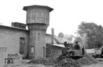 99 4701 restauriert im Lokbahnhof Havelberg. Für das Netz der Kleinbahnen der Kreise Ost- und Westprignitz lieferte Henschel 1914 zwei Lokomotiven, wobei eine für die Kleinbahn Kyritz-Hoppenrade-Breddin (Nr. 18) und eine für die Kleinbahn Perleberg-Hoppenrade (Nr. 19) bestimmt war. Die erste Lok musste 1945 als Reparationsleistung abgegeben werden, die zweite blieb auf der angestammten Strecke und wurde 1949 von der Deutschen Reichsbahn mit der Nummer 99 4701 übernommen. 1960 erhielt sie im Zusammenhang mit einer "Großteilerneuerung" im RAW Görlitz einen neuen Langkessel samt Dom und eine Feuerbüchse aus Stahl. Der Rahmen wurde verlängert und geschweißt, außerdem wurden Wasserkästen und Führerhaus neu angefertigt. 1970 wurde 99 4701 ausgemustert, blieb aber erhalten. Zunächst stand die Lok als Denkmal in Wöllstein, Anfang April 2025 wurde sie nach Jöhstadt zur PRESS transportiert.  (31.05.1969) <i>Foto: Helmut Pochadt</i>