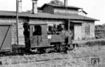 Zwischen 1897 und 1900 baute die sächsische Maschinenfabrik Hartmann in Chemnitz vier dreiachsige Schmalspurloks, die auf den Strecken von Kyritz über Hoppenrade nach Breddin und von Viesecke und Glöwen eingesetzt wurden. Eine Lok ging 1945 als Reparationsleistung in die Sowjetunion, die drei übrigen übernahm die Deutsche Reichsbahn mit den Betriebsnummern 99 4501–99 4503. Während 99 4501 im Jahr 1964 und 99 4502 im Jahr 1966 ausgemustert wurden, erhielt 99 4503 im RAW Görlitz noch 1965 neue Pufferträger und einen neuen Kessel. Trotz dieser Verjüngung wurde sie 1968 abgestellt und daraufhin an einen Berliner Lokführer verkauft. Sie blieb nicht betriebsfähig erhalten und steht heute im Brandenburgischen Museum für Klein- und Privatbahnen in Gramzow/Uckermark. Das Bild der 99 4503 (Bw Wittenberge) entstand im Bahnhof Perleberg. (06.1966) <i>Foto: Helmut Pochadt</i>