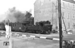 99 557 fährt in Pritzwalk über den Bahnübergang der Hauptstraße (heute Havelberger Straße). (06.1966) <i>Foto: Helmut Pochadt</i>