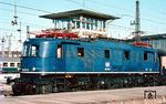 118 010 wartet in München Hbf vor dem D 469 auf die Abfahrt nach Regensburg. (03.02.1981) <i>Foto: Rolf Hahmann</i>