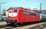 151 004 (Bw Nürnberg 2) vor dem "Schülerzug" N 5247 nach Ulm, der Geislingen um 12.19 Uhr verließ. (04.04.1995) <i>Foto: Rolf Hahmann</i>