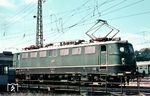 Zusammen mit zwei gleichartigen Schwesterloks wurde E 320 11 im Jahr 1960 für den grenzüberschreitenden Verkehr nach Frankreich, Luxemburg und Belgien beschafft und war Vorläufer der später gebauten Mehrsystemloks der Baureihen 181 und 184. Hier präsentiert sie sich auf der Drehscheibe im Bw Saarbrücken Hbf. (08.1966) <i>Foto: Rolf Hahmann</i>