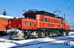 ÖBB 1020.010, die im Juli 1943 als E 94 088 in Dienst gestellt worden war, in ihrer Heimat-Dienststelle Zfst Wörgl. (08.12.1990) <i>Foto: Rolf Hahmann</i>