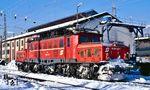 ÖBB 1020.013 (ex E 94 127) im winterlichen Wörgl. (08.12.1990) <i>Foto: Rolf Hahmann</i>