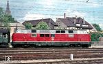 V 200 137 (Bw Kempten/Allgäu) vor einem Personenzug in Ulm Hbf. (05.1968) <i>Foto: Rolf Hahmann</i>