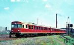 Parallel zu den Prototypen des VT 24 der Waggonfabrik Uerdingen lieferte MAN 1961 die Vorserie des VT 23 ab. Beide Bauarten waren sich technisch wie äußerlich sehr ähnlich. Ab 1964 bauten MAN und die Waggonfabrik Uerdingen gemeinsam den VT 24 in der Serienausführung (Baureihe VT 24.6 mit Mittelwagen VM 24.6). Ab 1968 wurden beide Prototypbaureihen und die Serienversion in der Baureihe 624 zusammengefasst, schrittweise fand im Laufe der Jahre zudem eine Angleichung an die Serienfahrzeuge statt. Bis zuletzt konnte man die MAN-Vorserienfahrzeuge des VT 23 jedoch an ihrer abweichenden Türanordnung von ihren Nachfolgern unterscheiden. VT 23 502 rückt hier in das Heimat-Bw Braunschweig ein. 1968 wurde er in 624 506-2 umgezeichnet. (05.1967) <i>Foto: Rolf Hahmann</i>