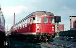 Prototyp VT 24 504 in seinem Heimat-Bw Braunschweig. Von 1961 bis 1968 wurden insgesamt 80 Triebwagen und 55 Mittelwagen des VT 24 bei MAN und der Waggonfabrik Uerdingen gebaut. Von den MAN-Prototypen wurde dabei die eckige Form der Stirnseite übernommen, während von dem Uerdinger Prototyp die Anordnung der Türen in den Serienbau einfloss. (10.1967) <i>Foto: Rolf Hahmann</i>