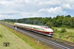 Während die Aufarbeitung des DB-VT 11 vor Jahren krachend scheiterte, schaffte es die 2019 von ehemaligen Reichsbahnern und Eisenbahnenthusiasten gegründete gemeinnützige SVT Görlitz gGmbH das Pendant der Reichsbahn wieder fahrtüchtig zu reaktivieren. Der zum DB-Museum gehörende VT 18.16.07/10 kehrte nach mehr als fünf Jahren Aufarbeitung erfolgreich auf die Schiene zurück. Am 13.06.2026 war der Zug erstmals wieder mit Fahrgästen unterwegs. Zwischen Leipzig-Flughafen und Leipzig-Neue Messe verkehrte er auf dem Gegengleis, da kurze Zeit später ein ICE an ihm "vorbeiflog". (14.06.2026) <i>Foto: Ralf Opalka</i>