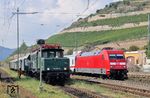 Im Bahnhof Rüdesheim überholt der an diesem Tag ausnahmsweise rechtsrheinisch verkehrende IC 2013 (Dortmund - Oberstdorf) mit 101 015 den Sonderzug mit 194 158. (18.09.2021) <i>Foto: Roland Hackl</i>