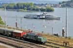 Die Köln-Düsseldorfer Rheinschifffahrt feierte im Jahr 2026 ihren 200. Geburtstag. Passend dazu trafen sich vor einigen Jahren im Bahnhof Rüdesheim zwei legendäre Oldtimer: Der ehemalige Schaufelraddampfer "GOETHE" (Baujahr 1913) und das legendäre "Krokodil" 194 158 (Baujahr 1944). (18.09.2021) <i>Foto: Roland Hackl</i>