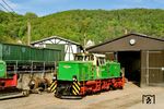 Als vierte Verbrennungslok der Brohltalbahn wurde 1971 die D 4 erworben. Sie war 1959 von der Maschinenbau Kiel (MaK) als Typ 400 BB (Bauart B´B´dh) gebaut worden und war der Prototyp für die später von der Deutschen Bundesbahn beschafften dieselhydraulischen Schmalspurlokomotiven V 51 bzw. V 52. 1987 wurde die Lok an die Rhätische Bahn in die Schweiz verkauft. Als 2023 bekannt wurde, dass die inzwischen 65 Jahre alte Maschine durch eine neue ersetzt werden sollte, wurde sie von der Interessengemeinschaft Brohltal-Schmalspureisenbahn erworben. Vor dem Transport nach Brohl erhielt sie in Landquart noch den grün/weißen Anstrich der BEG. Nach einer am 25. Februar 2025 in Brohl erfolgten Hauptuntersuchung befördert die Lok wieder Züge auf der Brohltalbahn.  (26.04.2026) <i>Foto: Zeno Pillmann</i>