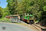 Diesellok D 4 passiert mit Pz 3 nach Engeln den Brohlbach neben der Bundesstraße 42 bei Schweppenburg. (26.04.2026) <i>Foto: Zeno Pillmann</i>