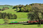 Bei schönem Wetter ist der offene Sommerwagen der Brohltalbahn besonders beliebt. Hier hängt er im Pz 4 auf der Fahrt von Engeln nach Brohl hinter der Diesellok D 4 bei Engeln. (26.04.2026) <i>Foto: Zeno Pillmann</i>