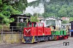Vor 125 Jahren - am 14. Januar 1901 - fuhr zum ersten Mal ein Zug auf der Brohltalbahn. Am Fronleichnams-Wochenende vom 04. bis 07. Juni 2026 wurde das Jubiläum mit Gastfahrzeugen auf der Schiene sowie zahlreichen historischen Straßenfahrzeugen gefeiert. Neben den eigenen Lokomotiven 11sm, D 2, D 4 und D 5 kam die im Vorjahr wieder in Betrieb genommene Kastendampflok "RUR" (Henschel 1899) zum Einsatz. Für Führerstandsmitfahrten im Güterbahnhof wurde die von dem Verein Industriekultur Kerkerbachtal e.V. die für die Kerkerbachbahn gebaute Lok STEEDEN (Ruhrthaler 1958) eingesetzt. (05.06.2026) <i>Foto: Zeno Pillmann</i>