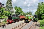 Fahrzeugtreffen im Bahnhof Oberzissen. Für Eisenbahnfreude veranstaltete die Brohltalbahn eine große Jubiläums-Sonderfahrt. Für die auf 50 Teilnehmer begrenzte Fahrt wurde die D 4 mit dem VB 50 eingesetzt. Diese Zugzusammenstellung entsprach dem ersten Vulkan-Express von 1977. Die 11sm fuhr zog Rollwagen mit aufgesetzten Normalspurwagen. Die Gastlok "RUR" bespannte einen weiteren, aus gedeckten Güterwagen der BSEG bestehenden Zug. An mehreren Stellen wurden Halte eingelegt, so dass die mitfahrenden Fotografen Bilder machen konnten. (05.06.2026) <i>Foto: Zeno Pillmann</i>
