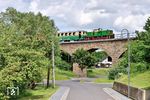 Diesellok D 4 mit dem VB 50, der die Fotografen beförderte, auf dem Oberzissener Viadukt. (05.06.2026) <i>Foto: Zeno Pillmann</i>