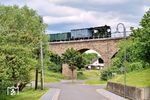 Gastlok "RUR" mit dem aus alten gedeckten Güterwagen der Brohltalbahn bestehenden Güterzug auf dem Oberzissener Viadukt. (05.06.2026) <i>Foto: Zeno Pillmann</i>