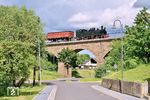 Und last but not least die 11sm vor dem Rollwagenzug mit aufgesetzten Normalspurwagen auf dem Oberzissener Viadukt. (05.06.2026) <i>Foto: Zeno Pillmann</i>