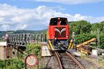 Auf der ehemaligen Lok 18 "STEEDEN" der Kerkerbachbahn wurden Führerstandsmitfahrten angeboten. Sie pendelte zwischen Brohl BE und dem Umladebahnhof am Rheinhafen. Hier befährt sie die Brücke über die Linke Rheinstrecke. (05.06.2026) <i>Foto: Zeno Pillmann</i>
