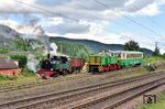Im Brohler Umladebahnhof begegnen einander Lok 11sm mit einem Rollwagen-Güterzug und Diesellok D 4 mit VB 50. Im Vordergrund verläuft die Linke Rheinstrecke. (05.06.2026) <i>Foto: Zeno Pillmann</i>