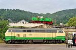Begegnung zwischen der Schmalspur-Diesellok D 4 und der normalspurigen 218 396 der Brohltal-Schmalspureisenbahn Betriebsgesellschaft in Brohl Umladebahnhof am Rhein. (05.06.2026) <i>Foto: Zeno Pillmann</i>