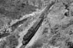 Ein Personenzug auf der portugisischen Meterspurbahn bei Tanha (nahe Vila Real) mit der Malletlok E 204. (09.1966) <i>Foto: A.E.Durrant</i>