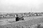 89 6136 in dem damals noch sehr ländlich geprägten Wolmirstedt, das in der DDR Kreisstadt des gleichnamigen Landkreises im Bezirk Magdeburg war. 89 6136 war 1909 von Borsig (Berlin) an die Aschersleben-Schneidlingen-Nienhagener Kleinbahn geliefert worden. 1967 wurde sie ausgemustert. (07.1956) <i>Foto: Jürgen Hagemann</i>