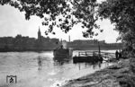 Idylle bei einem Sonntagsausflug an der Elbe in Magdeburg. Wer sich über die alten Fotoschätze aus der DDR wundert: Der Fotograf Jürgen Hagemann studierte an der TU in Braunschweig Elektrotechnik und Maschinenbau. Im Juli 1956 reiste er nach Semesterschluss mit seinem Motorrad (einer Imme R 125) zu Verwandten nach Eilsleben. Die Einreise erfolgte damals relativ problemlos über den kleinen Grenzverkehr mit Ausweis und Einreiseblatt. Den Verwandten verschwieg er allerdings sein fotografisches Tun. Das Fotografieren geschah nach seinen Worten kaum versteckt, eher selbstverständlich, er fühlte sich auch nicht wie auf dem Präsentierteller. Seine jugendliche Unbekümmertheit rührte auch daher, dass er im Vorfeld über mögliche Folgen gerade bei der Eisenbahnfotografie (Spionagevorwürfe) nicht gewarnt wurde, etwa von seinem älteren Bruder Gert, der selbst Eisenbahner und Fotograf war. Seltsamerweise interessierte sich anschließend niemand für seine Aufnahmen aus der DDR, bis Robin Garn im Jahr 2011 die Schätze hob. (07.1956) <i>Foto: Jürgen Hagemann</i>