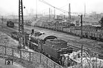 55 2583 (Bw Magdeburg-Buckau) rangiert im Güterbahnhof von Schönebeck (Elbe). Im Hintergrund steht eine P 8. (07.1956) <i>Foto: Jürgen Hagemann</i>