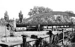 VT 135 536 mit VB 140 503 und 140 519 (alle Bw Haldensleben) unter der Bahnhofsbrücke (Sternbrücke) in Magdeburg Elbbf. (07.1956) <i>Foto: Jürgen Hagemann</i>