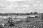 75 633 mit einem Personenzug nach Loburg in Biederitz. Die einzeln fahrende 50er ist auf der mittlerweile stillgelegten Strecke Biederitz–Magdeburg-Buckau via Hubbrücke unterwegs. (07.1956) <i>Foto: Jürgen Hagemann</i>