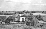 75 633 mit einem Personenzug nach Loburg in Biederitz. Im Vordergrund verläuft das Streckengleis nach Roßlau (Elbe). (07.1956) <i>Foto: Jürgen Hagemann</i>