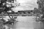 Eine 01 vor einem Militärzug mit SZD-Wagen für Angehörige der sowjetischen Streitkräfte auf der Ehle-Flutbrücke bei Biederitz. Zwischen Brest-Central und Magdeburg verkehrte jahrzehntelang das Zugpaar D 1194 / 1195 für die Gruppe der sowjetischen Streitkräfte in Deutschland. An der 01 fällt auf, dass sie Witte-Windleitbleche besitzt, was für die Reichsbahn-Maschinen dieser Baureihe ungewöhnlich war. Mitte der 1950er Jahren führte das Raw Meiningen diese Bauartänderung "ohne Bauartänderungsgenehmigung der Hv M" durch. Bekannt sind die Magdeburger 01 005, 024, 028 und die Wittenberger 01 162 mit Witteblechen. Durch ein Verbot wurde dem Raw Meiningen im April und Juni 1956 untersagt, weitere Loks umzurüsten. Die genannten 01er erhielten bis 1958 wieder die großen Wagnerbleche. (07.1956) <i>Foto: Jürgen Hagemann</i>