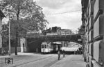 An der Hallischen Straße südlich des Magdeburger Hauptbahnhofs begegnen einander die rangierende 89 6233 (Hanomag, Baujahr 1916) und Tw 126 der Magdeburger Straßenbahn auf der Fahrt nach Sudenburg. (07.1956) <i>Foto: Jürgen Hagemann</i>