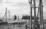 89 6136 fährt mit einem GmP aus Colbitz in Wolmirstedt ein. Im Vordergrund verläuft die nach dem Krieg eingleisig zurückgebaute Hauptstrecke Magdeburg–Stendal. (07.1956) <i>Foto: Jürgen Hagemann</i>