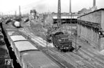 58 1427 im Bw Halle (Saale) G. Während das Bw Halle G seine Maschinen ausschließlich im Güterzug- und Rangierdienst einsetzte, beheimatete das Bw Halle P die Schnell- und Personenzuglokomotiven. Im Hintergrund ist die Kohlenstaub-Bunkeranlage für Kohlenstaubloks zu sehen, die hier seit den 1930er Jahren auch heimisch waren. (07.1956) <i>Foto: Jürgen Hagemann</i>