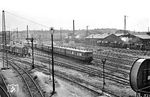 Die Triebwagen 137 326–331 a/b und 367-376 a/b wurden ab 1940 ursprünglich für den Regionalverkehr im Schnellverkehr auf nichtelektrifizierten Strecken der DRG als „Bauart Stettin“ entwickelt. Der Unterschied zu allen bisher gefertigten vierachsigen Dieseltriebwagen war bei diesen Fahrzeugen die unterflur angeordnete Antriebsanlage. Fünf Fahrzeuge der Bauart "Stettin" verblieben im Einsatzbestand der Deutschen Reichsbahn der DDR (137 329, 331, 367, 368, 371). Zwei Doppeleinheiten sind hier (vorn und hinten, mit einem VB 147 links und einem VS 145) in Halle (Saale) Gbf in Höhe des Bw G unterwegs. (07.1956) <i>Foto: Jürgen Hagemann</i>