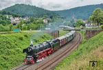 Mit flatternden Fahnen des United Kingdom und der USA an den Griffstangen fährt 01 1104 vor DRC 341 nach Lindau durch Neckargemünd. (04.06.2026) <i>Foto: Atijana Schmidt</i>