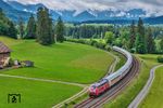 Bei Martinszell brummt 218 406 mit dem IC 2012 nach Dortmund vor der wolkenverhangenen Kulisse der Allgäuer Alpen dem nächsten Halt in Kempten (Allg) entgegen. (05.06.2026) <i>Foto: Joachim Schmidt</i>